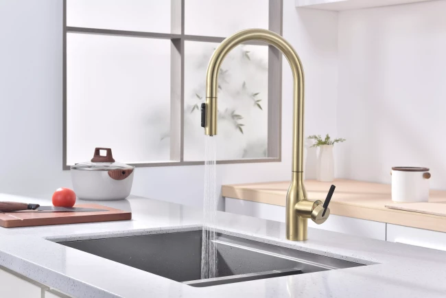 Смеситель UNIVERSAL с подключением к фильтру для воды с вытяжным шлангом