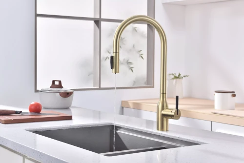 Смеситель UNIVERSAL с подключением к фильтру для воды с вытяжным шлангом светлое золото