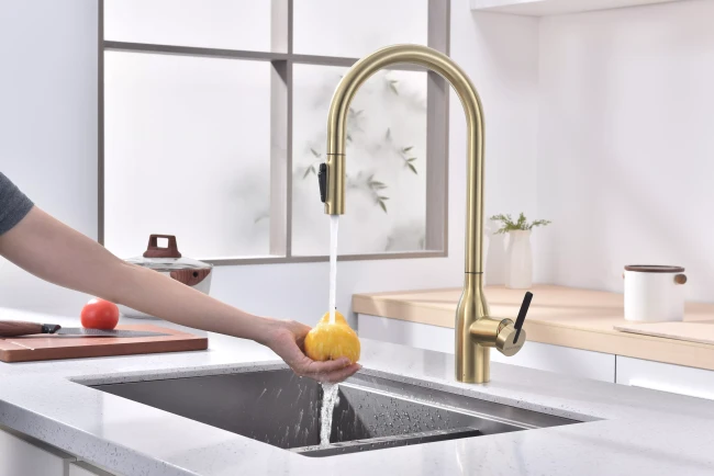 Смеситель UNIVERSAL с подключением к фильтру для воды с вытяжным шлангом