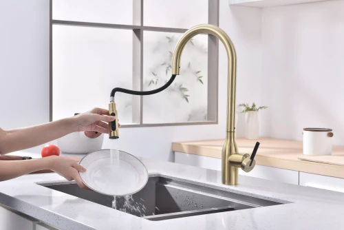 Смеситель UNIVERSAL с подключением к фильтру для воды с вытяжным шлангом светлое золото