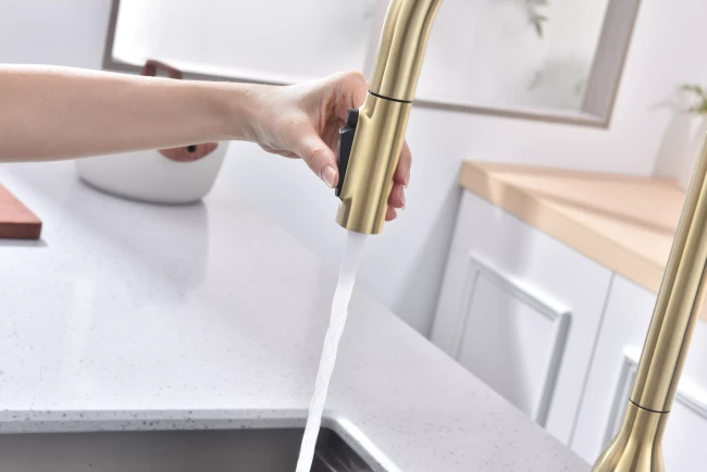 Смеситель UNIVERSAL с подключением к фильтру для воды с вытяжным шлангом