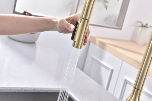 Смеситель UNIVERSAL с подключением к фильтру для воды с вытяжным шлангом светлое золото