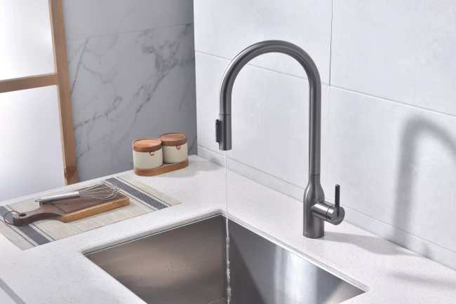 Смеситель UNIVERSAL с подключением к фильтру для воды с вытяжным шлангом