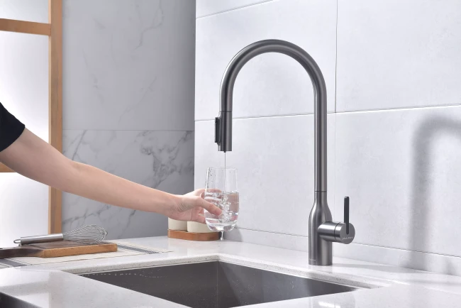 Смеситель UNIVERSAL с подключением к фильтру для воды с вытяжным шлангом