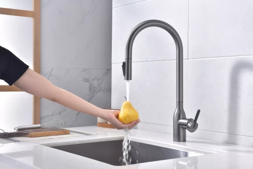 Смеситель UNIVERSAL с подключением к фильтру для воды с вытяжным шлангом Вороненая сталь GM