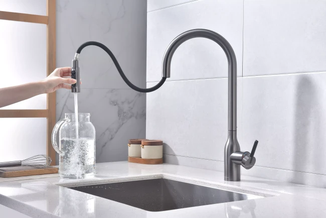 Смеситель UNIVERSAL с подключением к фильтру для воды с вытяжным шлангом