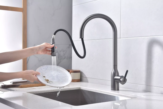 Смеситель UNIVERSAL с подключением к фильтру для воды с вытяжным шлангом