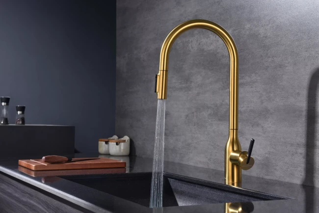 Смеситель UNIVERSAL с подключением к фильтру для воды с вытяжным шлангом