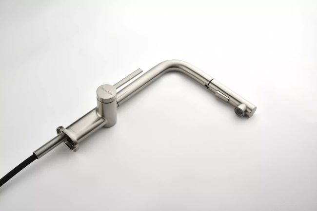 Смеситель Paulmark Neo латунный с поворотным изливом