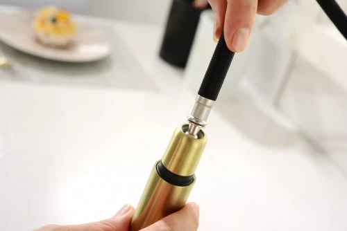 Смеситель Paulmark Neo латунный с поворотным изливом Брашированное золото BG