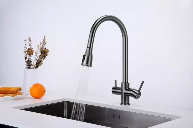 Смеситель латунный LANGE с подключением к фильтру для воды с выдвижной лейкой