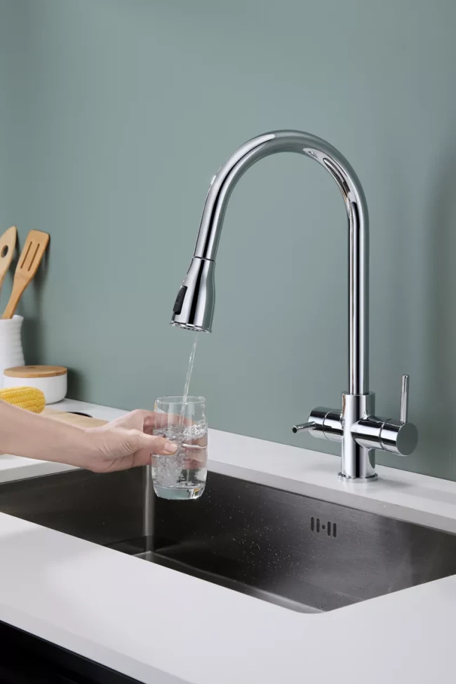 Смеситель латунный LANGE с подключением к фильтру для воды с выдвижной лейкой