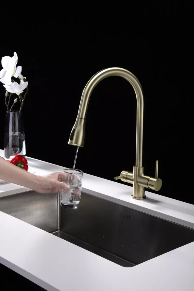 Смеситель латунный LANGE с подключением к фильтру для воды с выдвижной лейкой