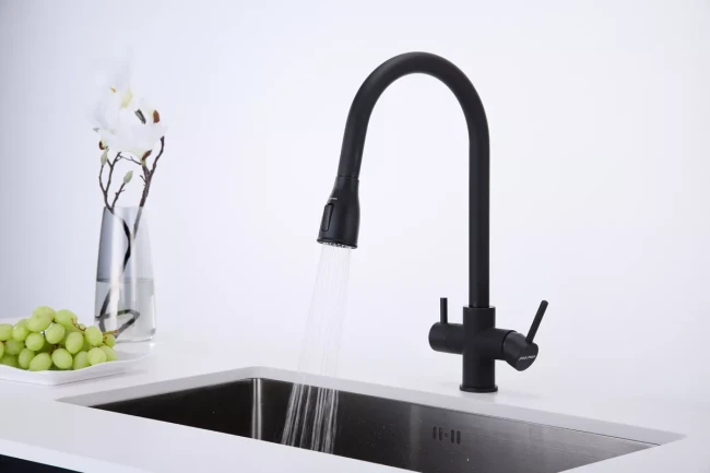 Смеситель латунный LANGE с подключением к фильтру для воды с выдвижной лейкой