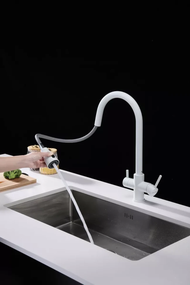 Смеситель латунный LANGE с подключением к фильтру для воды с выдвижной лейкой