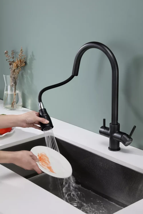 Смеситель латунный LANGE с подключением к фильтру для воды с выдвижной лейкой черный