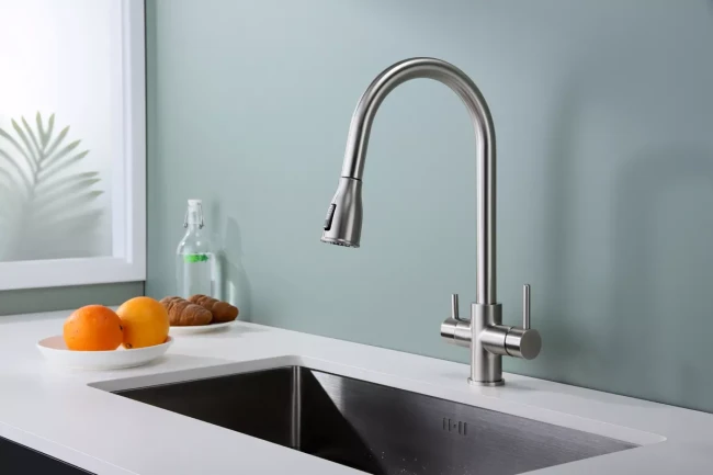 Смеситель латунный LANGE с подключением к фильтру для воды с выдвижной лейкой