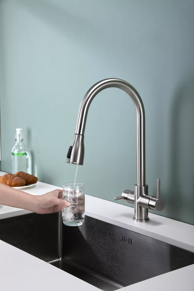 Смеситель латунный LANGE с подключением к фильтру для воды с выдвижной лейкой