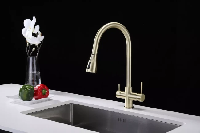 Смеситель латунный LANGE с подключением к фильтру для воды с выдвижной лейкой