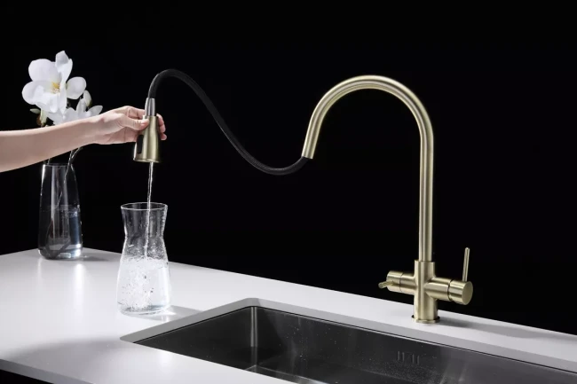 Смеситель латунный LANGE с подключением к фильтру для воды с выдвижной лейкой