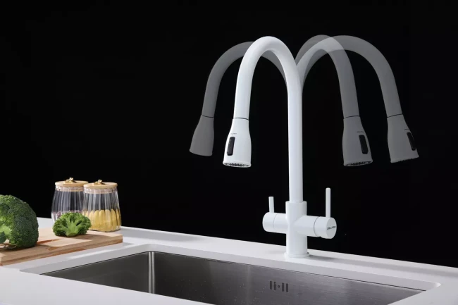 Смеситель латунный LANGE с подключением к фильтру для воды с выдвижной лейкой