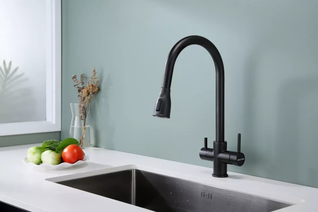 Смеситель латунный LANGE с подключением к фильтру для воды с выдвижной лейкой