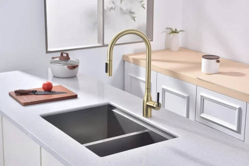 Смеситель UNIVERSAL с подключением к фильтру для воды с вытяжным шлангом светлое золото