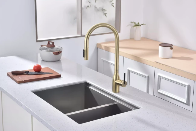 Смеситель UNIVERSAL с подключением к фильтру для воды с вытяжным шлангом