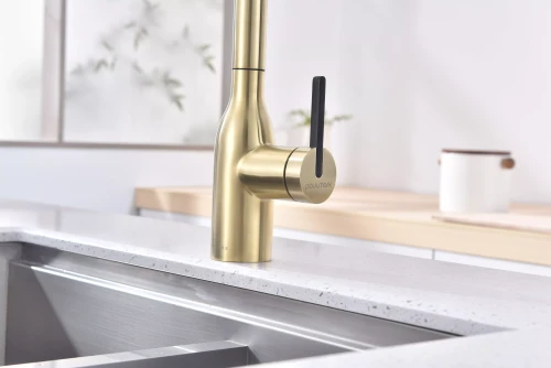Смеситель UNIVERSAL с подключением к фильтру для воды с вытяжным шлангом светлое золото