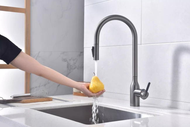 Смеситель UNIVERSAL с подключением к фильтру для воды с вытяжным шлангом