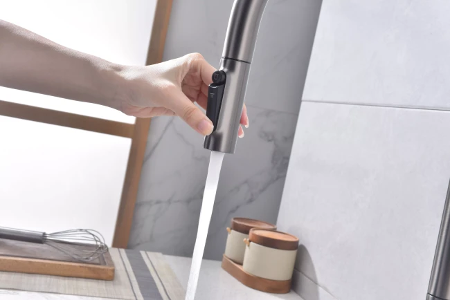 Смеситель UNIVERSAL с подключением к фильтру для воды с вытяжным шлангом