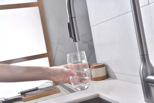 Смеситель UNIVERSAL с подключением к фильтру для воды с вытяжным шлангом