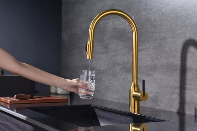 Смеситель UNIVERSAL с подключением к фильтру для воды с вытяжным шлангом