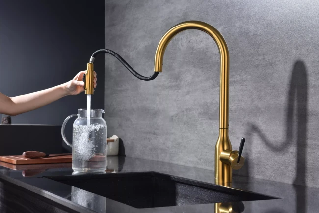 Смеситель UNIVERSAL с подключением к фильтру для воды с вытяжным шлангом